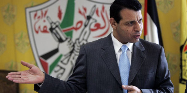 Mohammed Dahlan hace gestos mientras habla durante una entrevista con The Associated Press en su oficina en la ciudad cisjordana de Ramallah el 3 de enero de 2011. (Foto AP / Majdi Mohammed, Archivo)