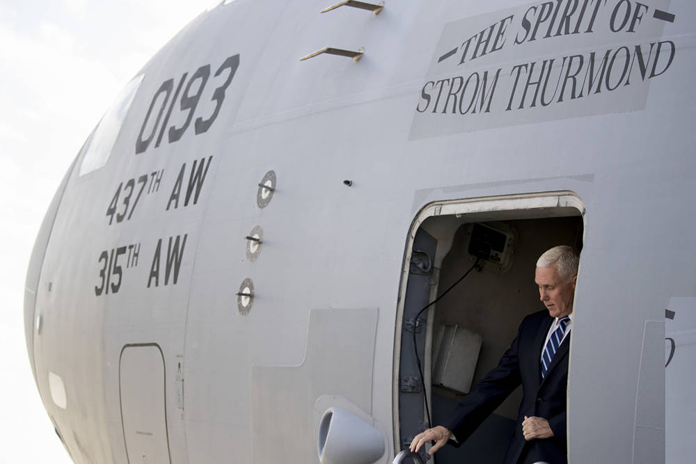 El vicepresidente Mike Pence llega a la base aérea de Al Asad, Iraq, el sábado 23 de noviembre de 2019 (AP Photo / Andrew Harnik)