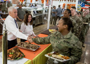 El vicepresidente de los Estados Unidos, Mike Pence, y su esposa Karen Pence, en segundo lugar desde la izquierda, sirven a Turquía para las tropas en la base aérea de Al Asad, Irak, el sábado 23 de noviembre de 2019. (Foto AP / Andrew Harnik)