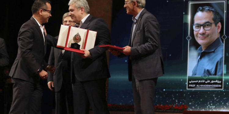 El profesor de la UCLA Ali Khademhosseini, a la izquierda, recibe el premio científico Mustafa del vicepresidente Sourena Sattari, centro izquierda, en una ceremonia en Teherán, Irán, el 11 de noviembre de 2019. (Foto AP / Vahid Salemi)