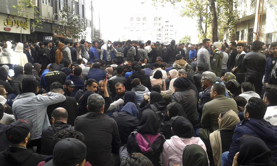 Los manifestantes asisten a una manifestación después de que las autoridades aumentaron los precios de la gasolina, en la ciudad norteña de Sari, Irán, 16 de noviembre de 2019. (Mostafa Shanechi / ISNA a través de AP)