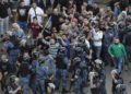 En esta foto de archivo del 29 de octubre de 2019, la policía antidisturbios intenta detener a los partidarios del grupo terrorista chií Hezbolá que llegan para quemar y destruir tiendas de campaña en el campamento establecido por manifestantes antigubernamentales cerca del palacio de gobierno, en Beirut, Líbano. (Foto AP / Hussein Malla, archivo)