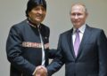 El presidente ruso, Vladimir Putin, a la derecha, se da la mano con el presidente de Bolivia, Evo Morales, antes de sus conversaciones en el Kremlin, en Moscú, el 11 de julio de 2019.