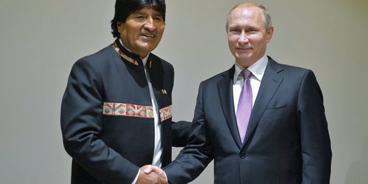 El presidente ruso, Vladimir Putin, a la derecha, se da la mano con el presidente de Bolivia, Evo Morales, antes de sus conversaciones en el Kremlin, en Moscú, el 11 de julio de 2019.