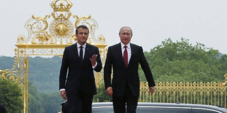 El presidente francés, Emmanuel Macron (L) y su homólogo ruso, Vladimir Putin, llegan al Palacio de Versalles, cerca de París, y se reúnen para conversar el 29 de mayo de 2017. (AFP Photo / Pool / Francois Mori)