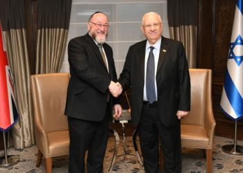 El presidente Reuven Rivlin se reúne con el rabino jefe del Reino Unido Ephraim Mirvis en Londres, el 27 de noviembre de 2019. (Amos Ben Gershom / GPO)