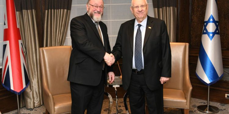 El presidente Reuven Rivlin se reúne con el rabino jefe del Reino Unido Ephraim Mirvis en Londres, el 27 de noviembre de 2019. (Amos Ben Gershom / GPO)