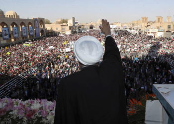 En esta foto publicada por el sitio web oficial de la oficina de la Presidencia iraní, el presidente Hassan Rouhani saluda a la multitud en una reunión pública en la ciudad de Yazd, a unas 410 millas (680 kilómetros) al sureste de la capital, Teherán, Irán, el domingo, 10 de noviembre de 2019. (Oficina de la Presidencia iraní a través de AP)