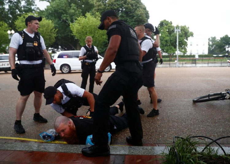 Oficiales de la División Uniformada del Servicio Secreto de los Estados Unidos detienen a un hombre frente a la Casa Blanca durante una protesta del Día de la Independencia del 4 de julio en Washington, DC, EE. UU.