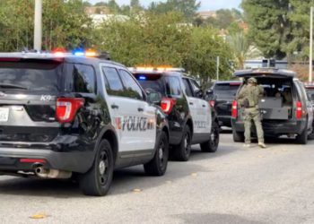 Un sheriff se pone equipo táctico después de un tiroteo en la escuela secundaria Saugus en Santa Clarita, California, EE.UU. (crédito de la foto: REUTERS)