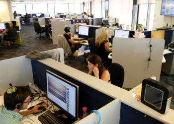 Los empleados trabajan en la firma de datos de Internet SimilarWeb en sus oficinas en Tel Aviv, Israel 4 de julio de 2016 (Crédito de la foto: BAZ RATNER / REUTERS)