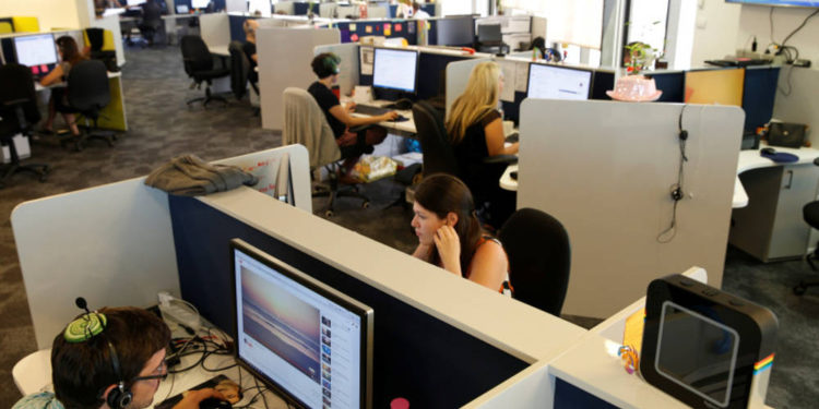 Los empleados trabajan en la firma de datos de Internet SimilarWeb en sus oficinas en Tel Aviv, Israel 4 de julio de 2016 (Crédito de la foto: BAZ RATNER / REUTERS)