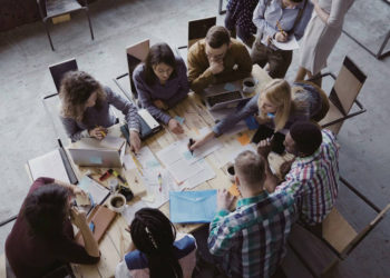 Trabajadores en una startup (Vadim_Key; iStock by Getty Images)
