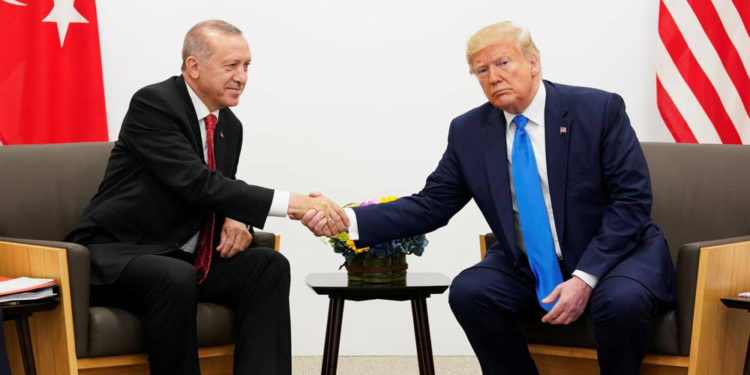 El presidente de los Estados Unidos, Donald Trump, se da la mano durante una reunión bilateral con el presidente de Turquía, Tayyip Erdogan, durante la cumbre de líderes del G20 en Osaka, Japón, el 29 de junio de 2019. REUTERS / Kevin Lamarque