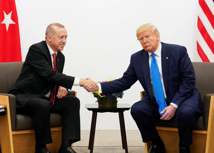 El presidente de los Estados Unidos, Donald Trump, se da la mano durante una reunión bilateral con el presidente de Turquía, Tayyip Erdogan, durante la cumbre de líderes del G20 en Osaka, Japón, el 29 de junio de 2019. REUTERS / Kevin Lamarque