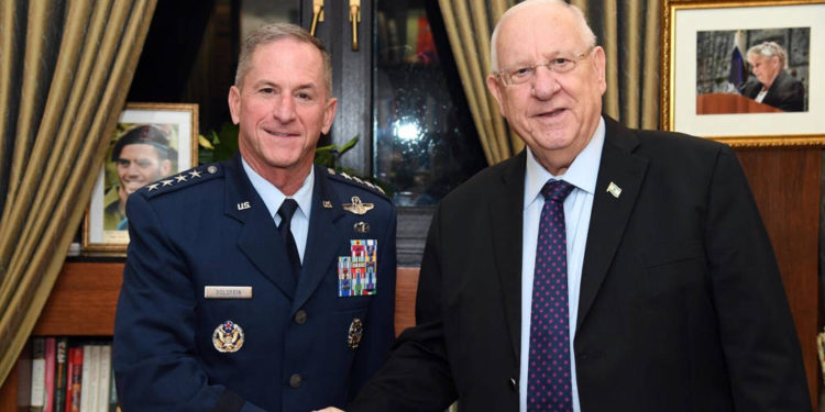 El jefe de la Fuerza Aérea de los Estados Unidos, David Goldfein (izq.) Y el presidente Reuven Rivlin en la residencia de los presidentes en Jerusalén el 14 de noviembre de 2019. (Haim Zach / GPO)