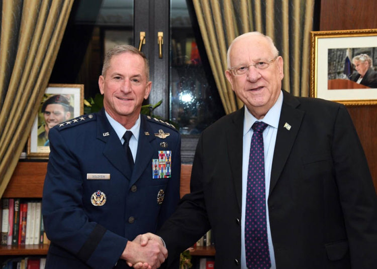 El jefe de la Fuerza Aérea de los Estados Unidos, David Goldfein (izq.) Y el presidente Reuven Rivlin en la residencia de los presidentes en Jerusalén el 14 de noviembre de 2019. (Haim Zach / GPO)