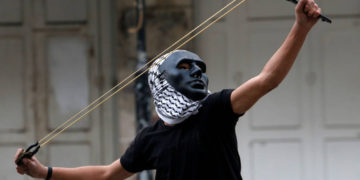 Los palestinos disparan a una mujer embarazada, asesinan a soldados y mienten sobre Israel