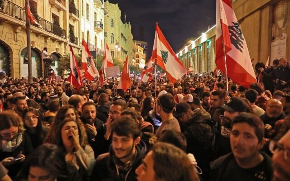 Manifestantes libaneses en la capital Beirut el 15 de diciembre de 2019. (ANWAR AMRO / AFP)