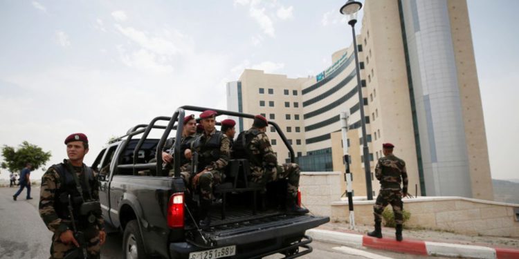 Árabe palestino preso por vender tierras a judíos muere en hospital de Ramallah