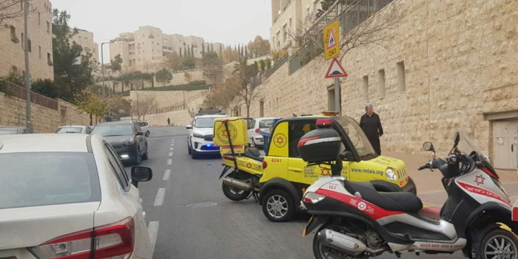 Hombre de 50 años gravemente herido por apuñalamiento en Jerusalem