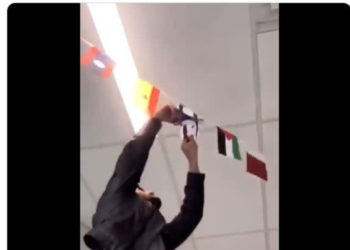 Estudiante de la Universidad de Ohio tira la bandera israelí a la basura