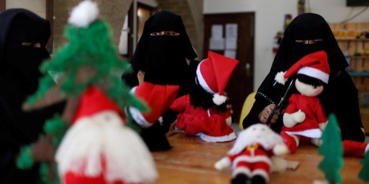 Musulmanas elaboran regalos para celebrar la Navidad en Gaza