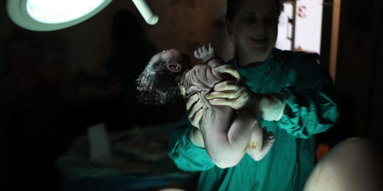 Mujer israelí en estado grave por contraer gripe después de dar a luz