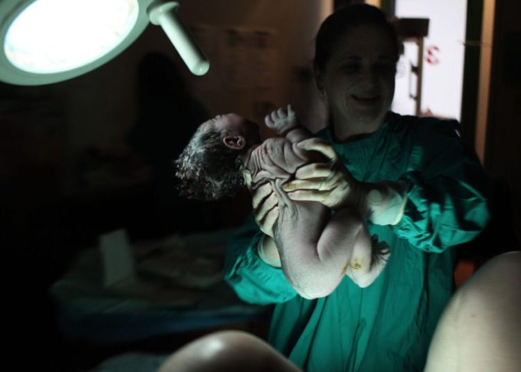 Mujer israelí en estado grave por contraer gripe después de dar a luz