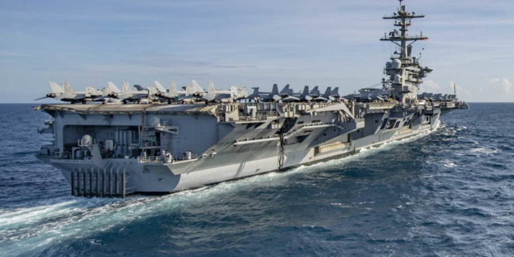 Marina de EE.UU. confirma el acoso a su portaaviones por parte de buques iraníes