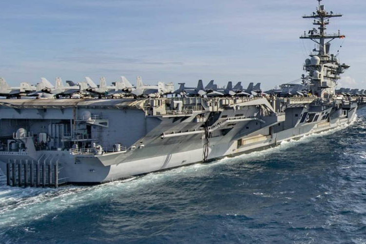Marina de EE.UU. confirma el acoso a su portaaviones por parte de buques iraníes