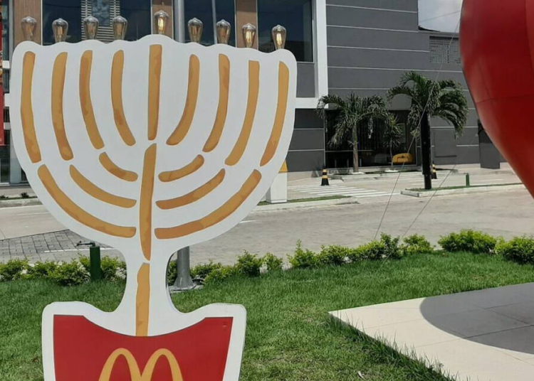 Menorah de Jánuca en McDonald's ilumina Manaos en Brasil
