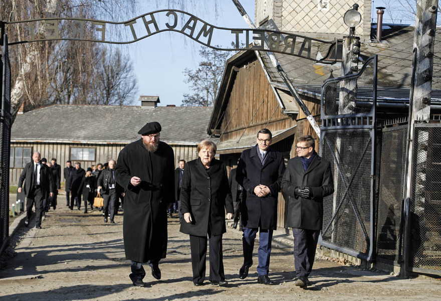 Merkel visita Auschwitz por primera vez