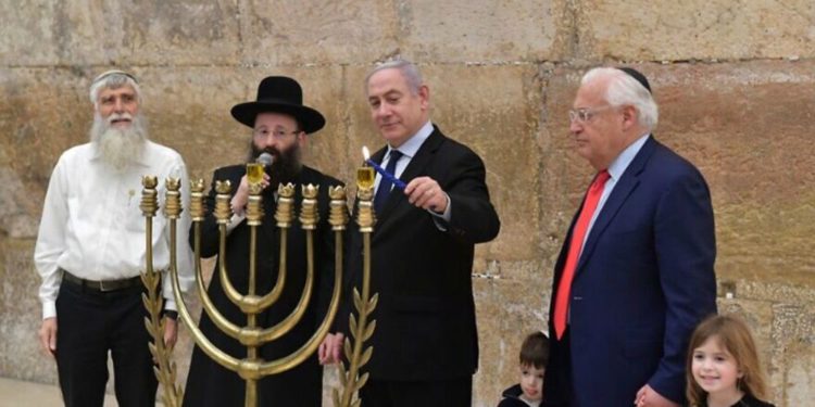 Netanyahu y Friedman encendieron la primera vela de Jánuca en el Muro Occidental
