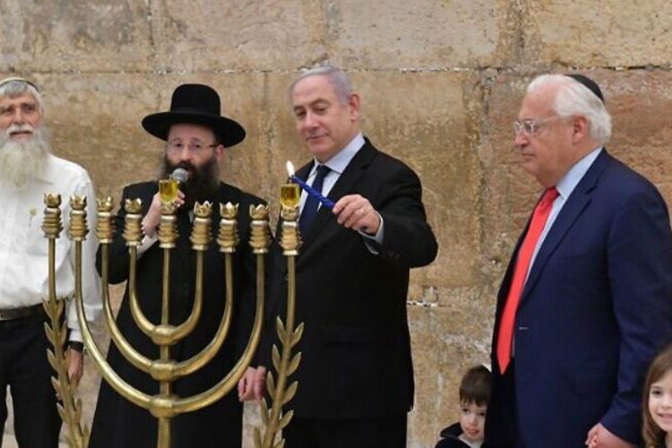 Netanyahu y Friedman encendieron la primera vela de Jánuca en el Muro Occidental