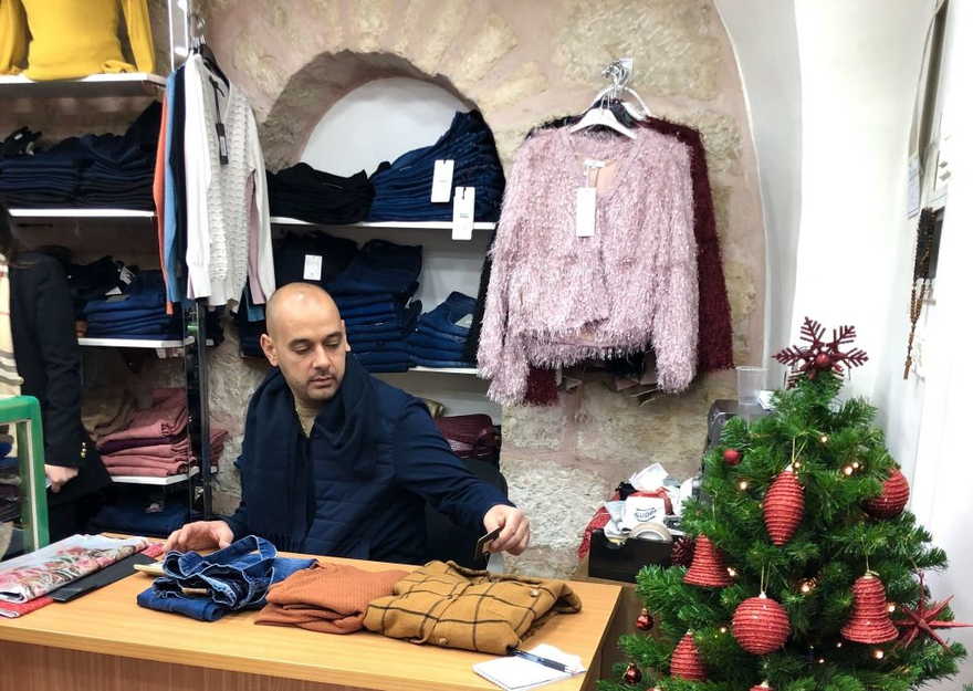 George Gattas, residente griego ortodoxo cristiano de Belén, de 42 años, detrás del escritorio en la tienda de Manger Square que su familia ha tenido por más de 50 años. Foto de Judy Lash Balint.