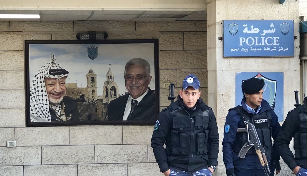 La policía palestina está parada afuera de la estación de policía al lado de Manger Square. Foto de Judy Lash Balint.