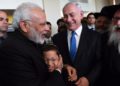 El primer ministro indio visitante Narendra Modi con la juventud israelí Moshe Holtzberg el 5 de julio de 2017. (Crédito de la foto: CHAIM TZACH / GPO)