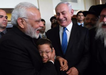 El primer ministro indio visitante Narendra Modi con la juventud israelí Moshe Holtzberg el 5 de julio de 2017. (Crédito de la foto: CHAIM TZACH / GPO)