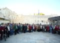 Sobrevivientes del Holocausto se reúnen en el Muro Occidental para encender velas de Jánuca