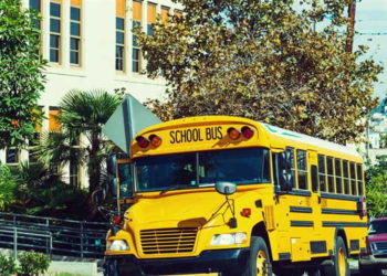 Adolescentes arrojan piedras a autobús escolar judío en Brooklyn