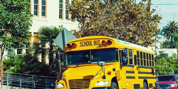 Adolescentes arrojan piedras a autobús escolar judío en Brooklyn