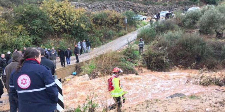 Equipos de rescate buscan niño arrastrado por inundación en el norte de Israel