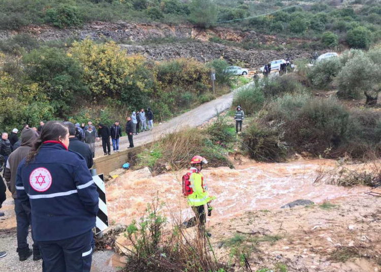 Equipos de rescate buscan niño arrastrado por inundación en el norte de Israel