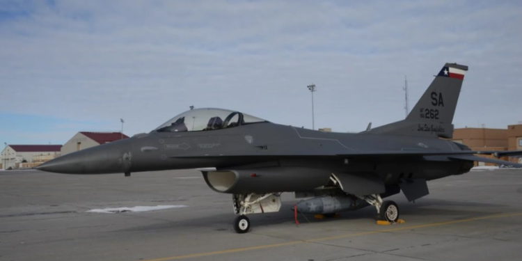 F-16 de EE. UU. recibe nuevo esquema de pintura de un solo color