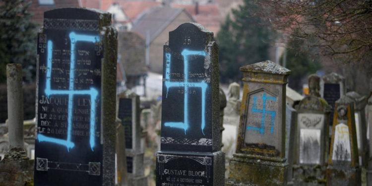 Más de 100 lápidas judías profanadas cerca de Estrasburgo