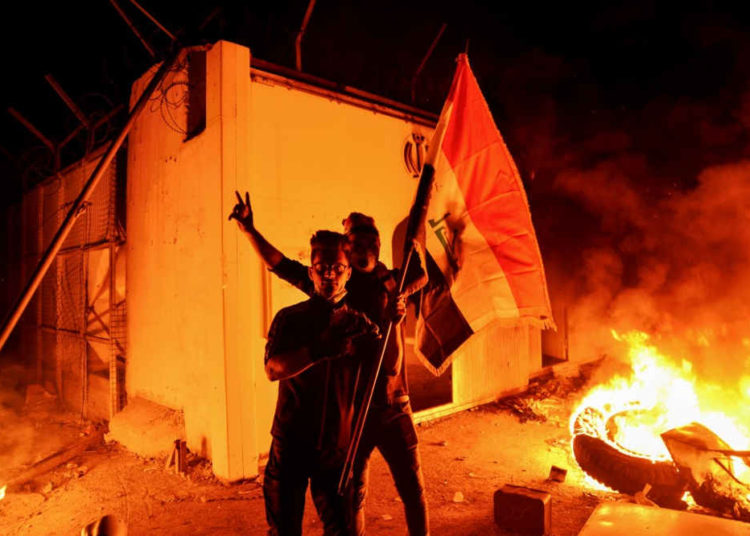 Manifestantes de Irak incendian edificios del gobierno y cierran carreteras en Bagdad