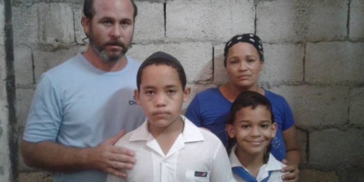 Niño cubano prohibido de usar kipá en escuela luego de violento acoso antisemita