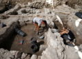Los trabajadores cavan en el sitio arqueológico de Tel Megiddo en el norte de Israel el 24 de julio de 2018. (Crédito de la foto: AMIR COHEN / REUTERS)