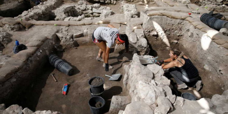 Los trabajadores cavan en el sitio arqueológico de Tel Megiddo en el norte de Israel el 24 de julio de 2018. (Crédito de la foto: AMIR COHEN / REUTERS)